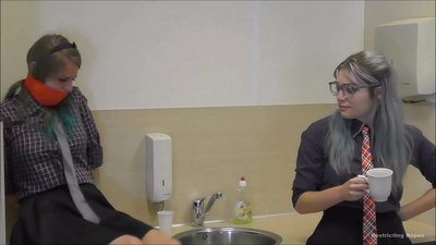 מכורה / קשורה וסתומה / גברת במצוקה